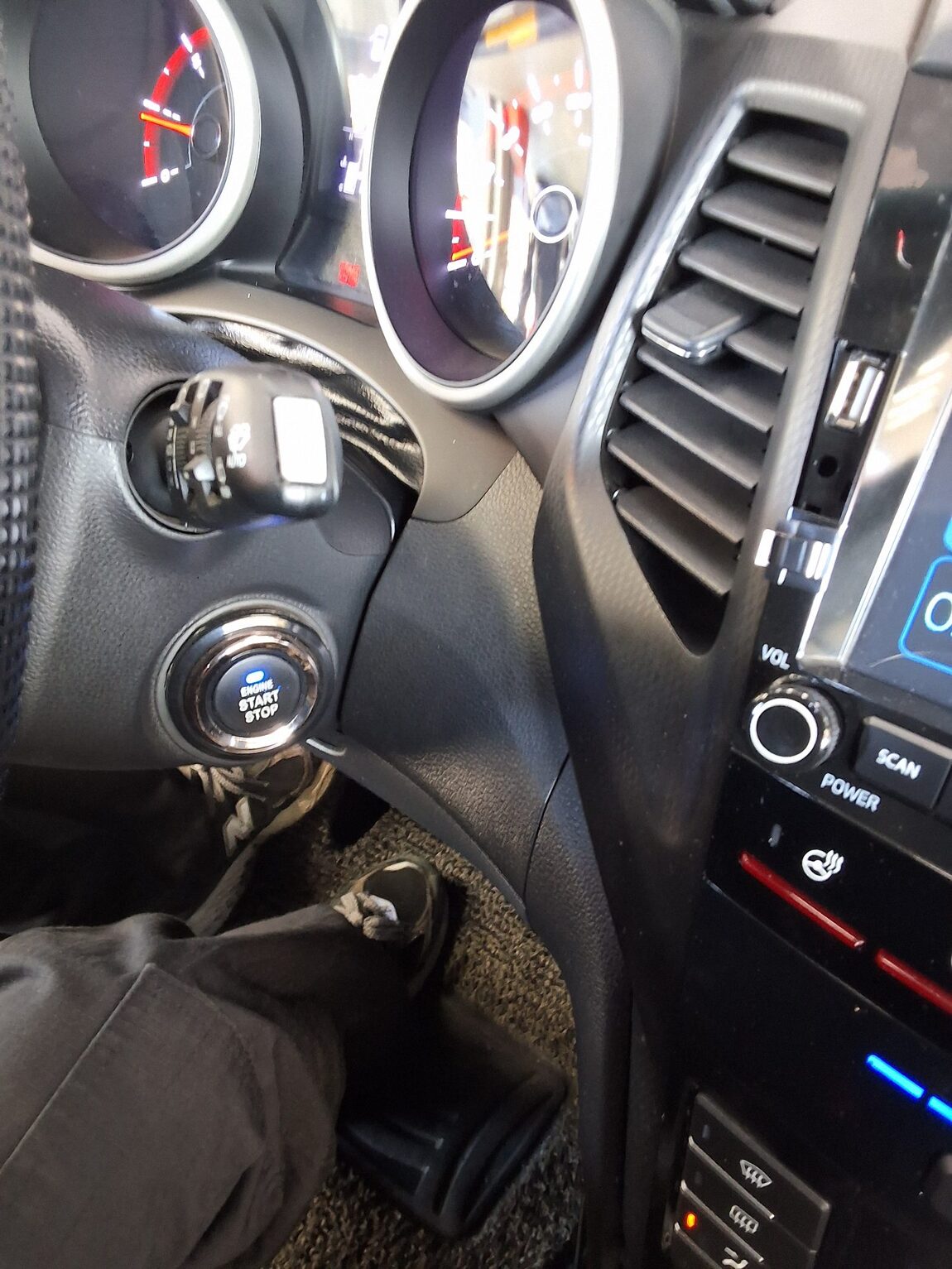 KG MOBILITY (SSANGYONG) TIVOLI AIR DIESEL 2WD IX 2018 - zdjęcie 24