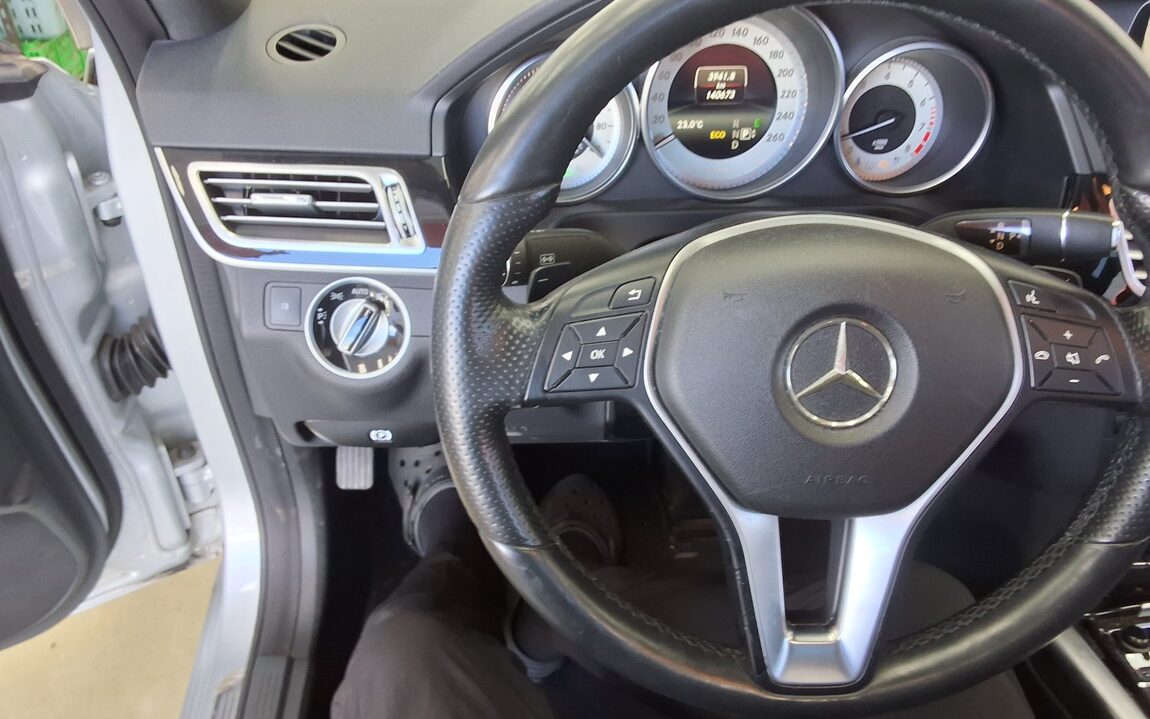 MERCEDES-BENZ E-CLASS (4TH GEN) E300 4MATIC AVANTGARDE 2014 - zdjęcie 17