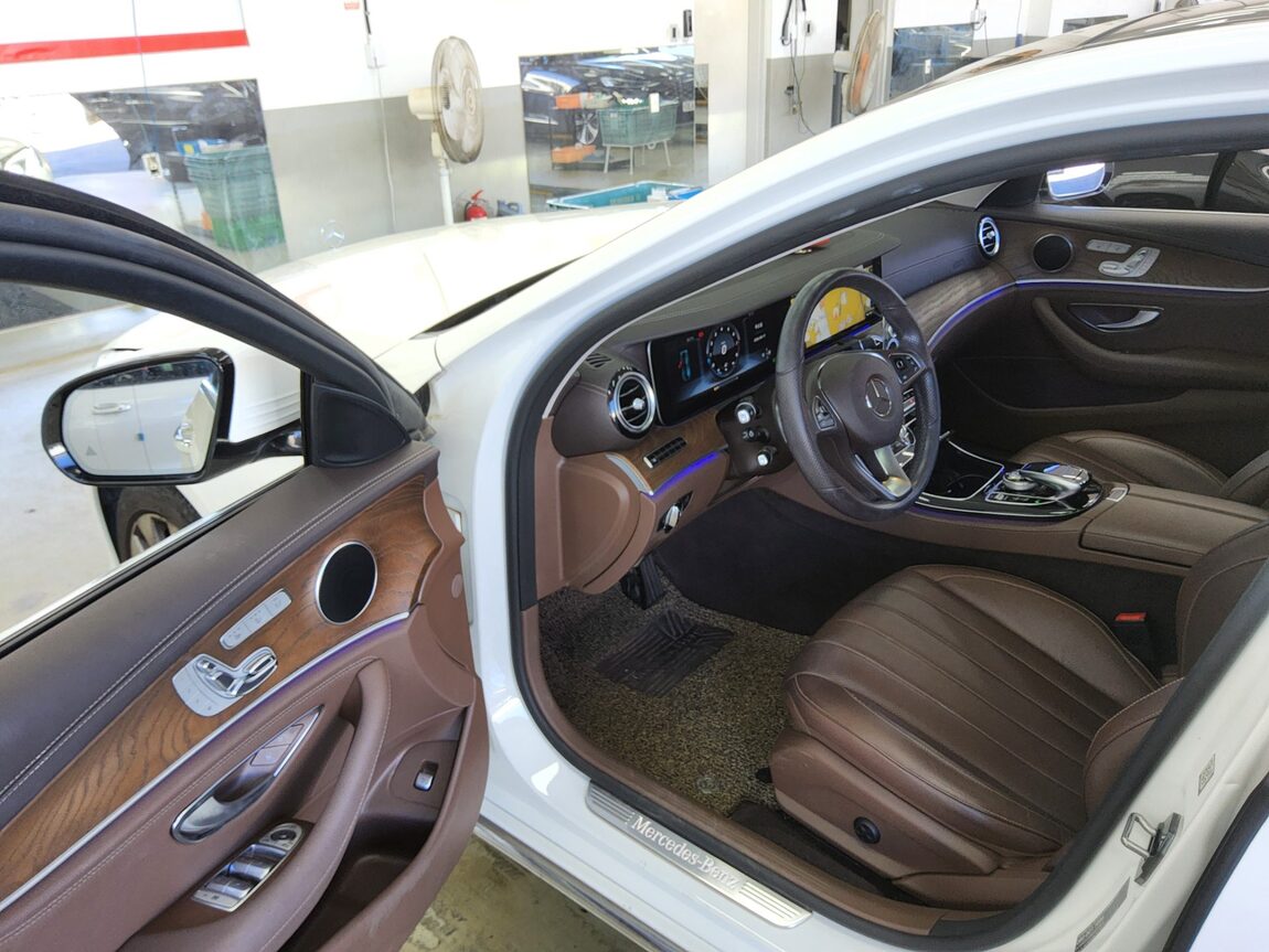 MERCEDES-BENZ E-CLASS (5TH GEN) E300 EXCLUSIVE 2017 - zdjęcie 10