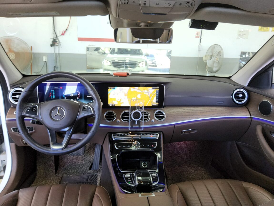 MERCEDES-BENZ E-CLASS (5TH GEN) E300 EXCLUSIVE 2017 - zdjęcie 11