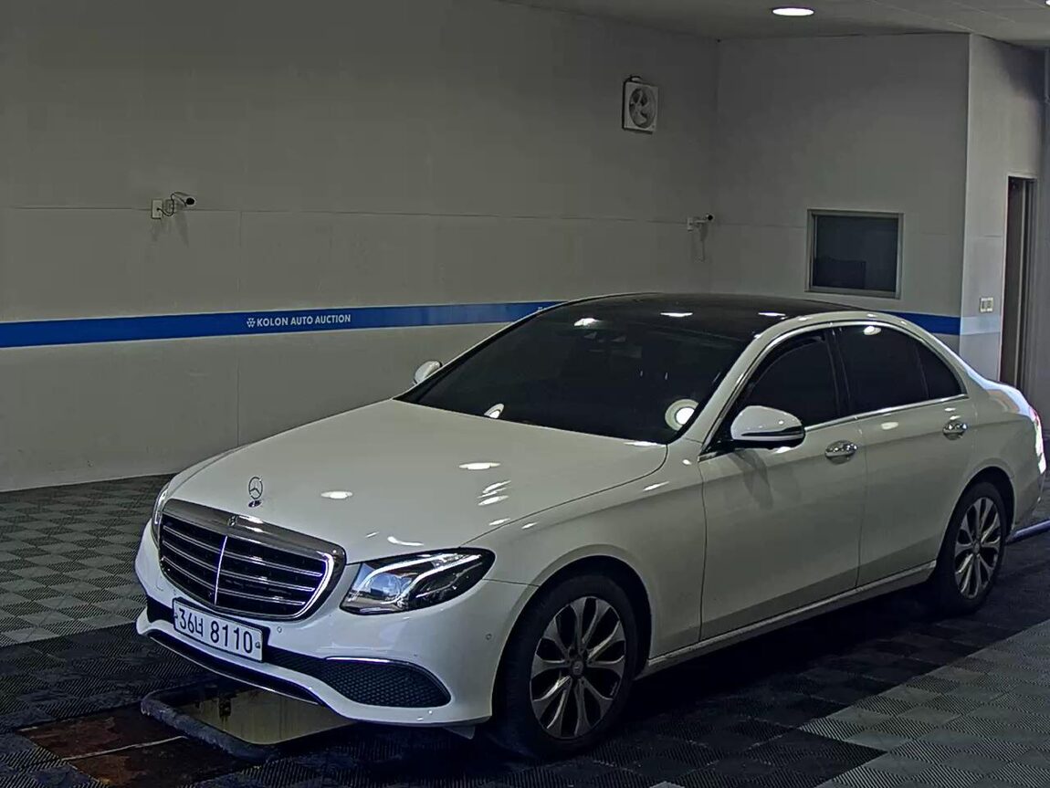 MERCEDES-BENZ E-CLASS (5TH GEN) E300 EXCLUSIVE 2017 - zdjęcie 2