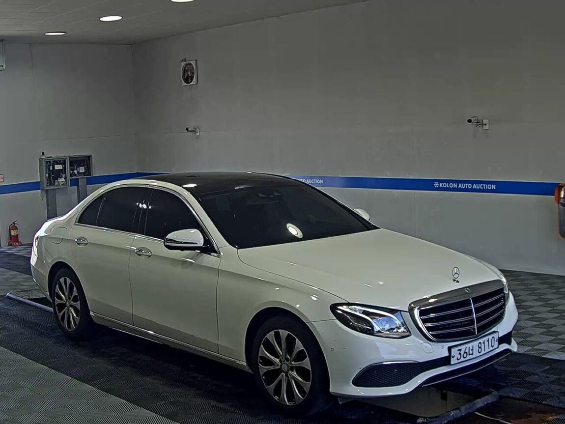 MERCEDES-BENZ E-CLASS (5TH GEN) E300 EXCLUSIVE 2017 - zdjęcie 3