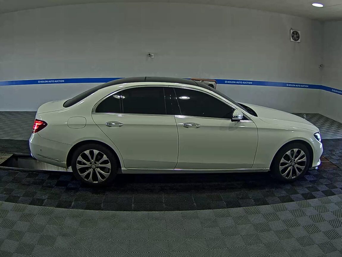 MERCEDES-BENZ E-CLASS (5TH GEN) E300 EXCLUSIVE 2017 - zdjęcie 4