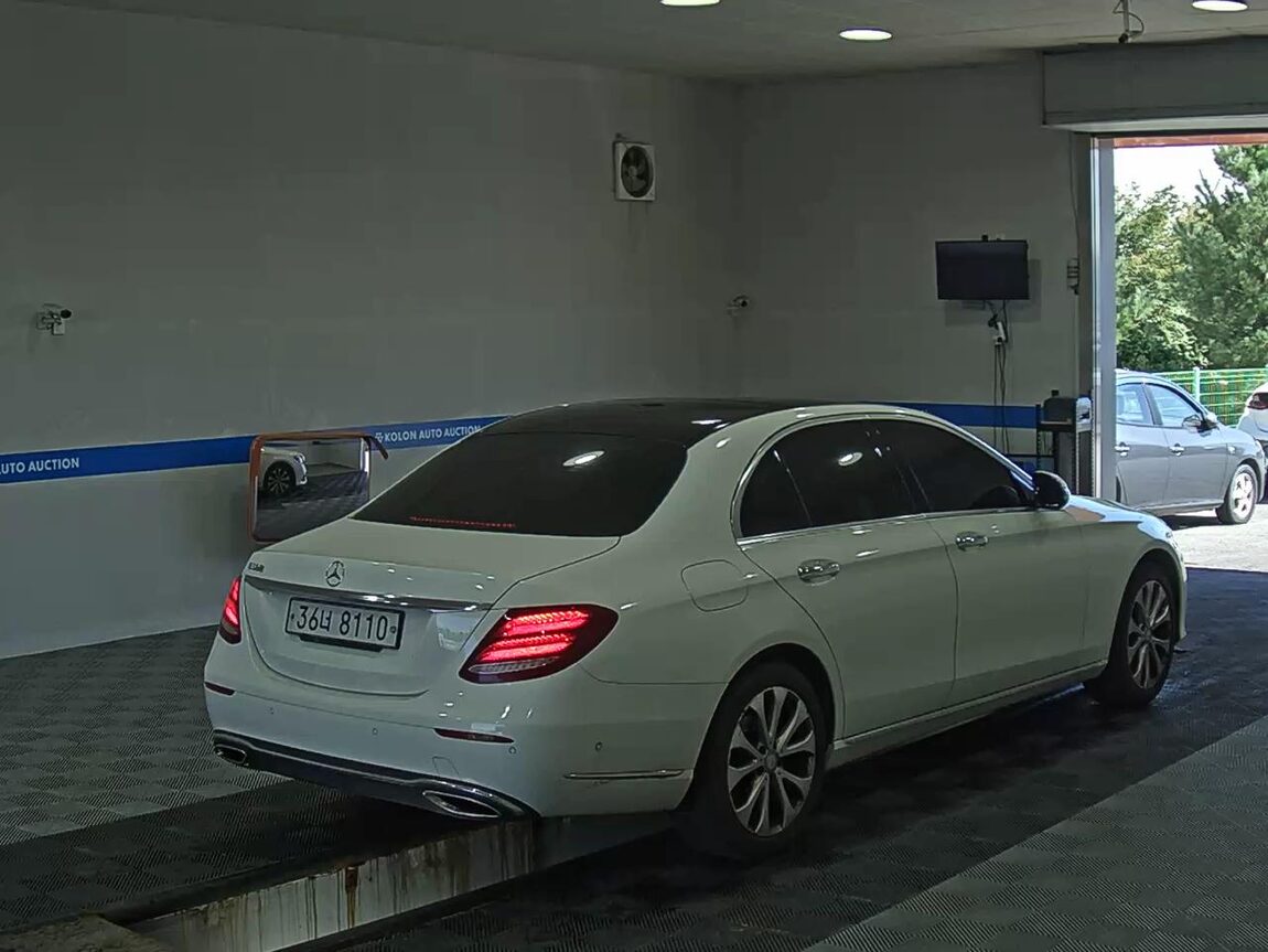 MERCEDES-BENZ E-CLASS (5TH GEN) E300 EXCLUSIVE 2017 - zdjęcie 5