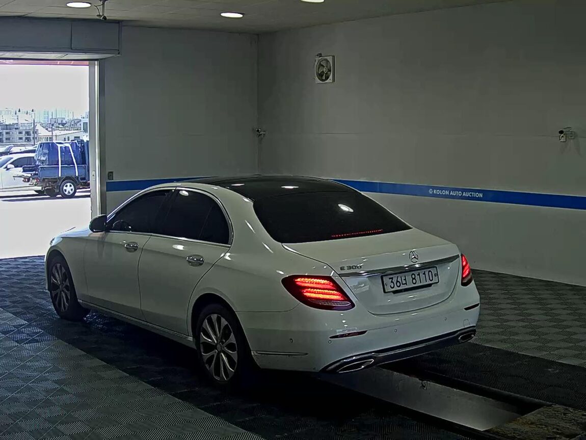 MERCEDES-BENZ E-CLASS (5TH GEN) E300 EXCLUSIVE 2017 - zdjęcie 6