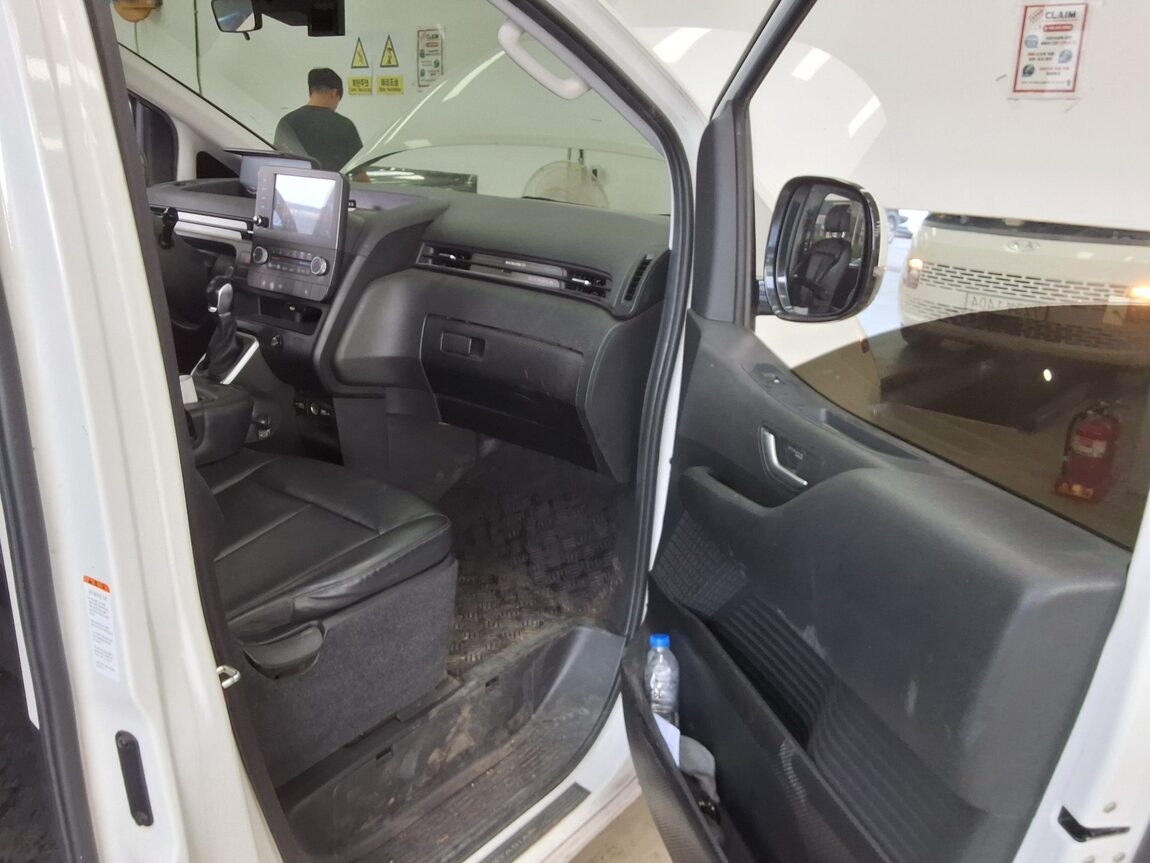 HYUNDAI STARIA 2.2 DIESEL TOURER 11-SEATER 2WD MODERN 2022 - zdjęcie 14