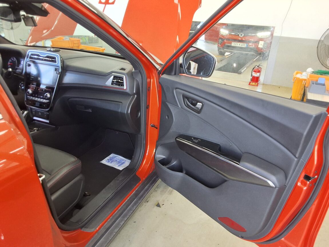 KG MOBILITY (SSANGYONG) VERY NEW TIVOLI 1.5 GASOLINE 2WD LIMITED EDITION 2021 - zdjęcie 14