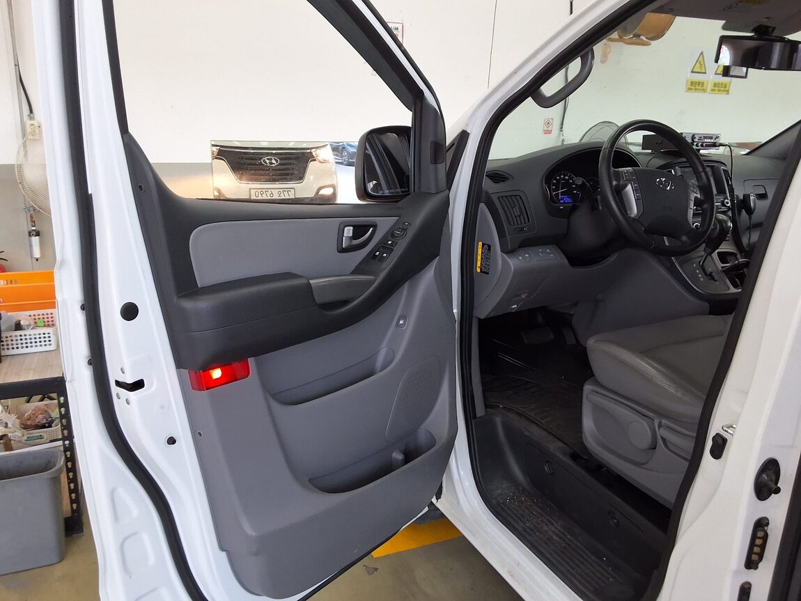 HYUNDAI THE NEW GRAND STAREX 12-SEATER DIESEL MODERN 2018 - zdjęcie 10
