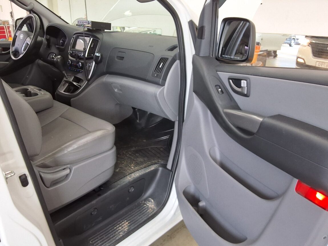 HYUNDAI THE NEW GRAND STAREX 12-SEATER DIESEL MODERN 2018 - zdjęcie 14