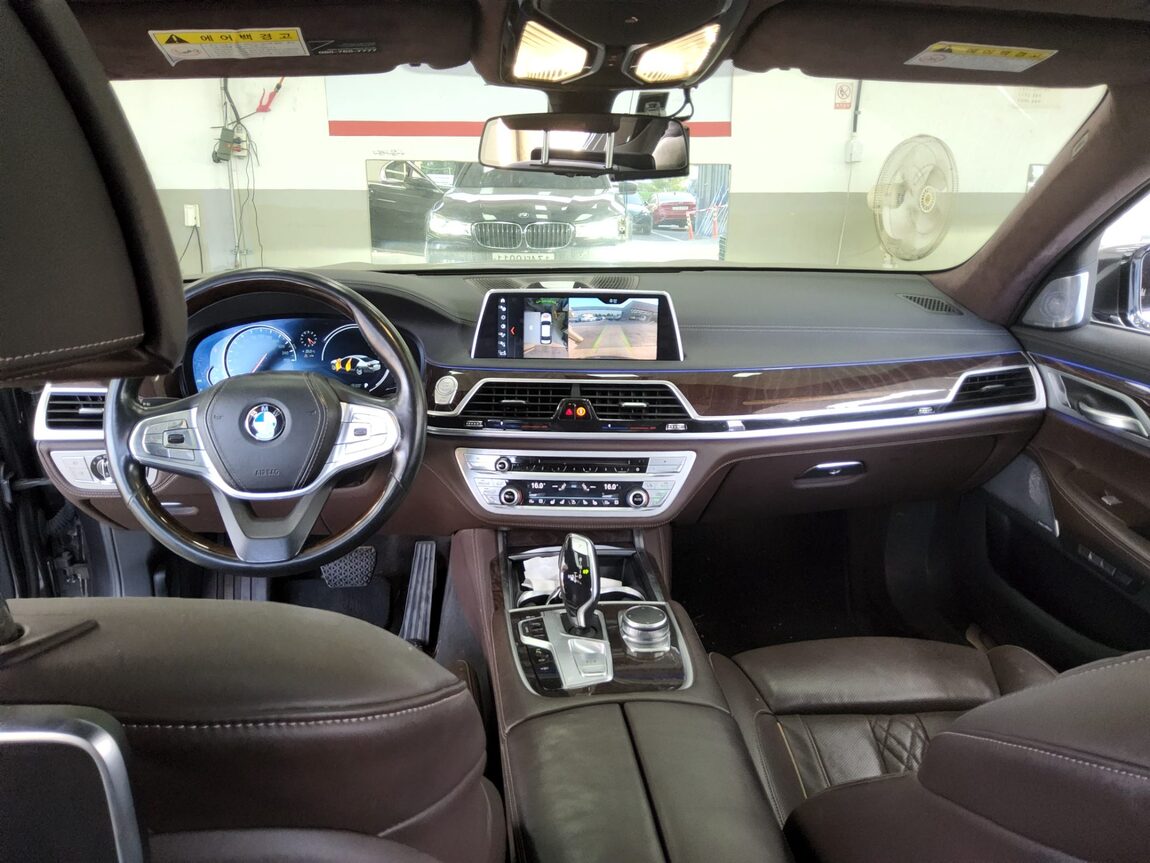 BMW 7 SERIES (6TH GEN) 750Li xDRIVE 2017 - zdjęcie 11