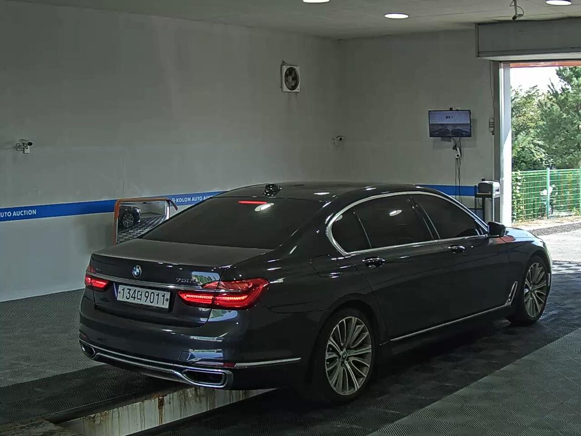 BMW 7 SERIES (6TH GEN) 750Li xDRIVE 2017 - zdjęcie 5