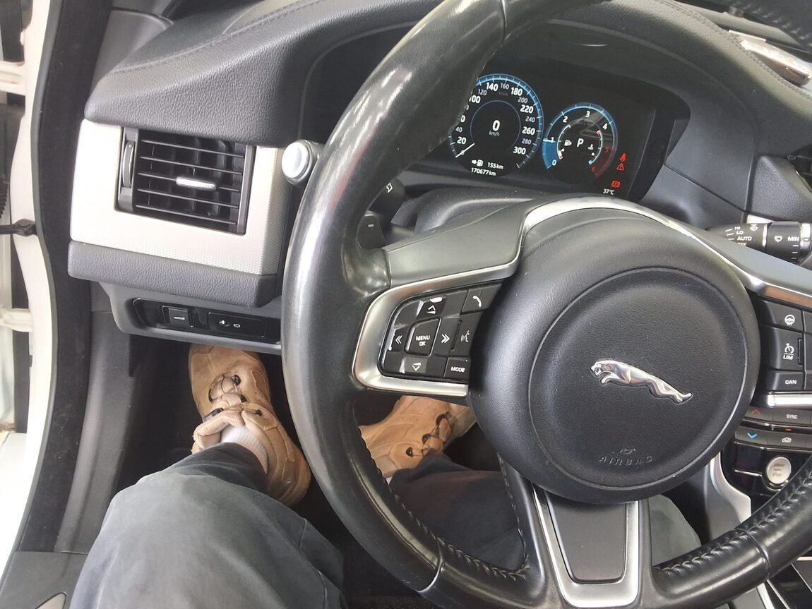 JAGUAR XF (2ND GEN) 2.0 20d PRESTIGE 2018 - zdjęcie 23