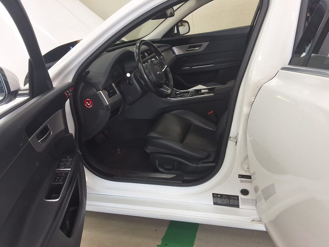 JAGUAR XF (2ND GEN) 2.0 20d PRESTIGE 2018 - zdjęcie 11