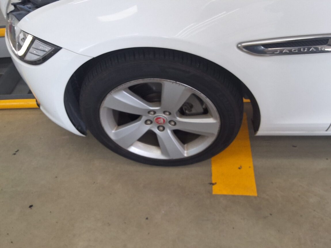 JAGUAR XF (2ND GEN) 2.0 20d PRESTIGE 2018 - zdjęcie 19