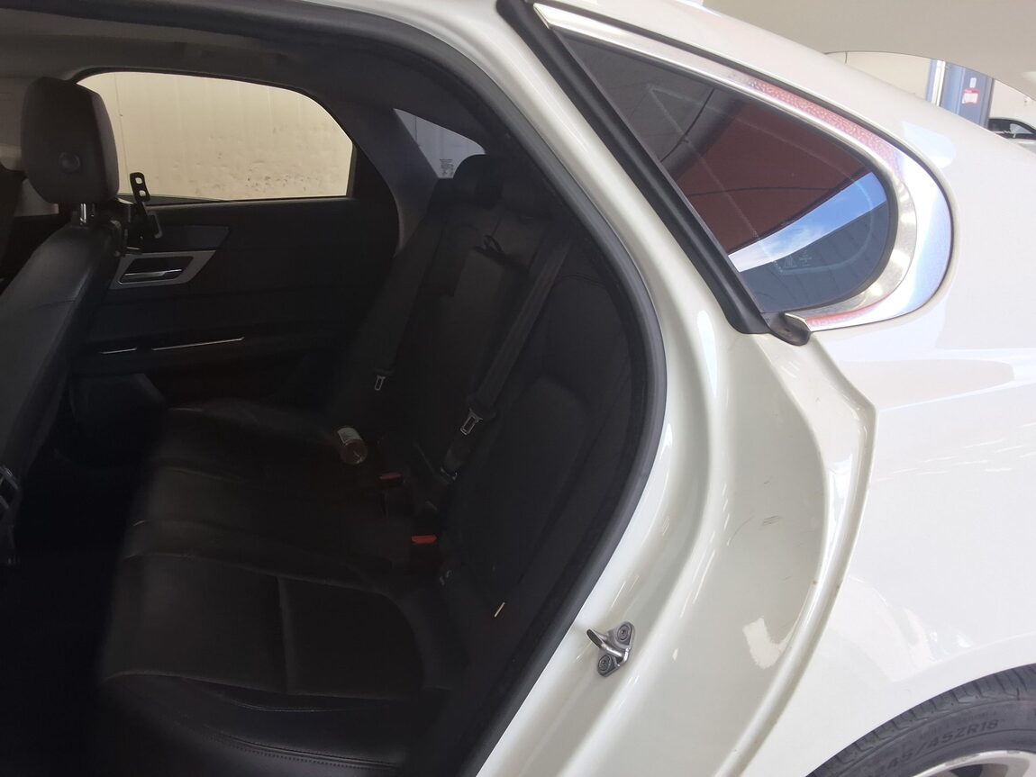 JAGUAR XF (2ND GEN) 2.0 20d PRESTIGE 2018 - zdjęcie 13
