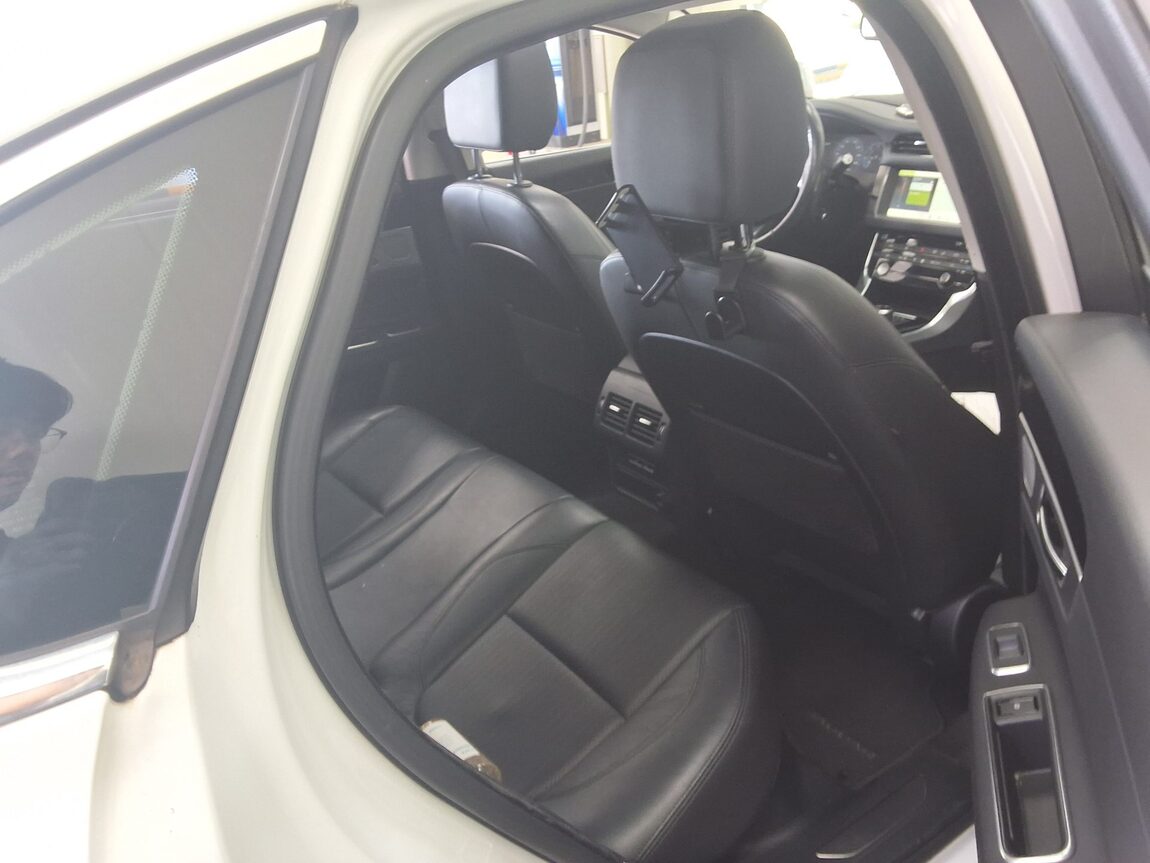 JAGUAR XF (2ND GEN) 2.0 20d PRESTIGE 2018 - zdjęcie 14