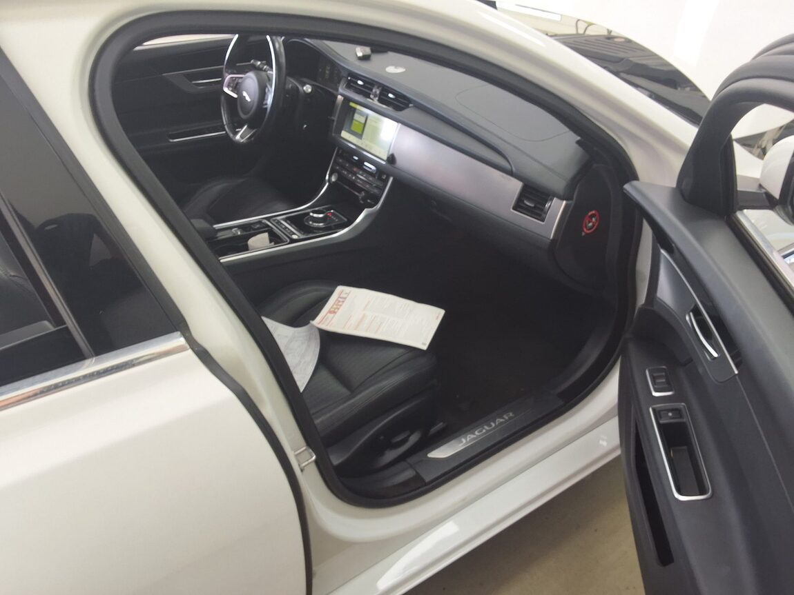 JAGUAR XF (2ND GEN) 2.0 20d PRESTIGE 2018 - zdjęcie 15