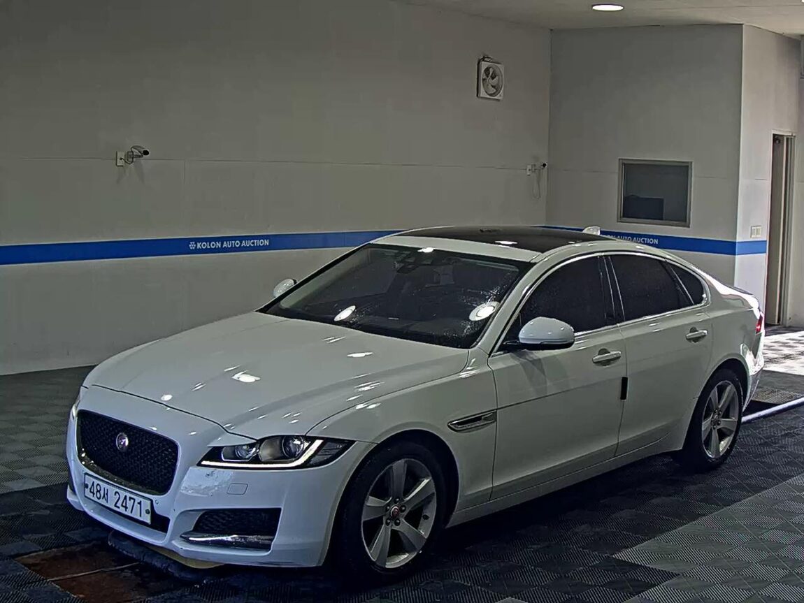 JAGUAR XF (2ND GEN) 2.0 20d PRESTIGE 2018 - zdjęcie 2