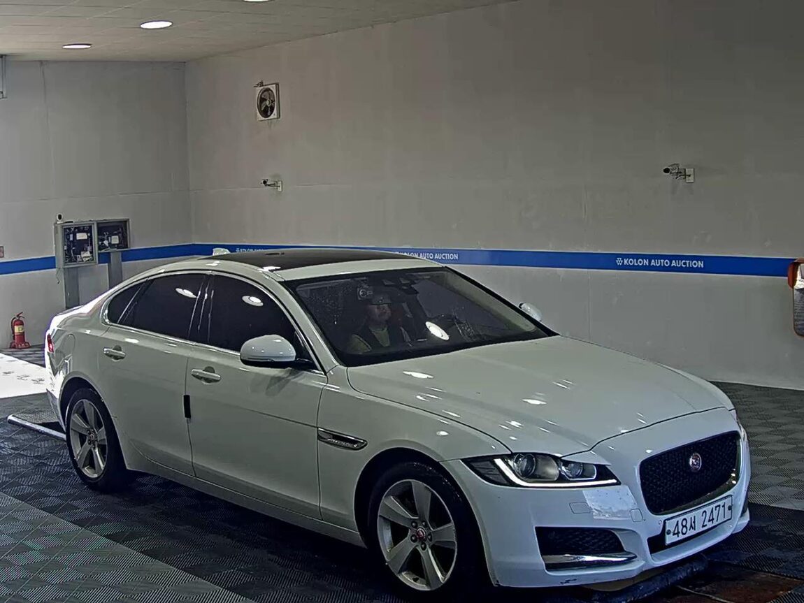 JAGUAR XF (2ND GEN) 2.0 20d PRESTIGE 2018 - zdjęcie 3