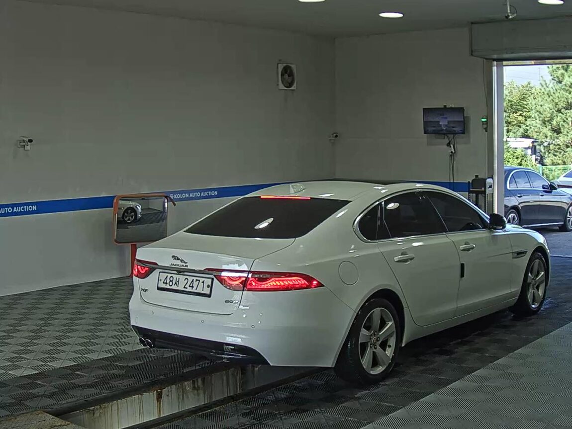 JAGUAR XF (2ND GEN) 2.0 20d PRESTIGE 2018 - zdjęcie 5