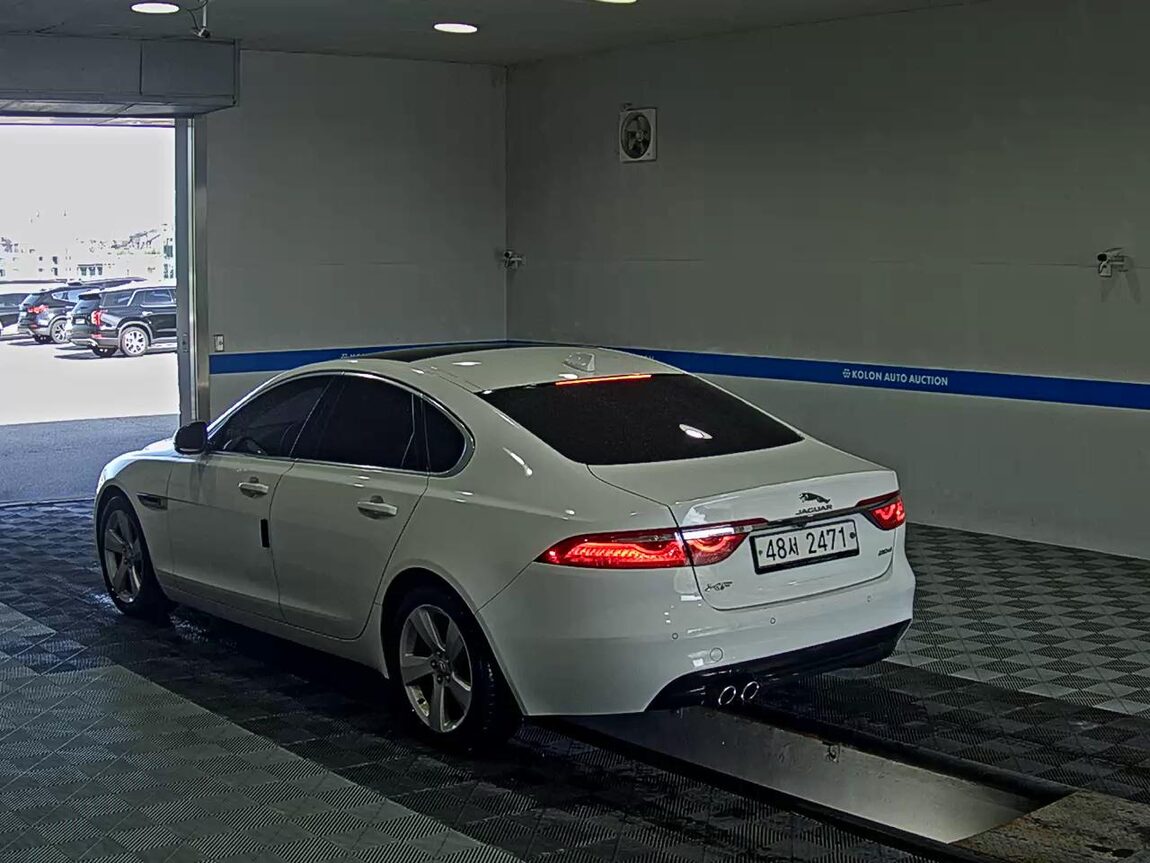 JAGUAR XF (2ND GEN) 2.0 20d PRESTIGE 2018 - zdjęcie 6