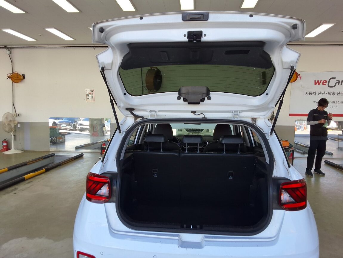HYUNDAI VENUE 1.6 GASOLINE MODERN PLUS 2022 - zdjęcie 16