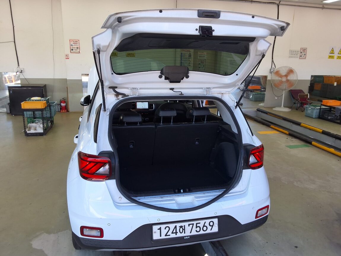 HYUNDAI VENUE 1.6 GASOLINE MODERN PLUS 2022 - zdjęcie 15