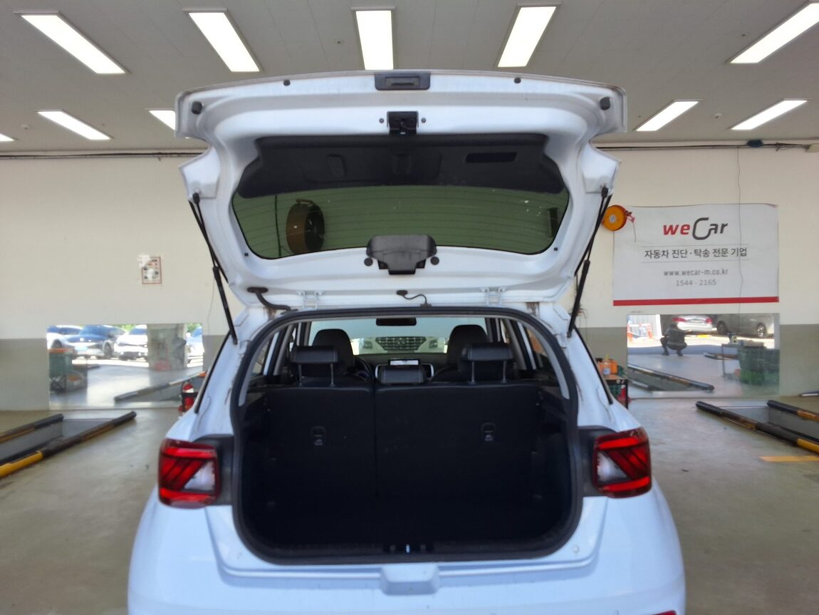 HYUNDAI VENUE 1.6 GASOLINE MODERN PLUS 2022 - zdjęcie 16