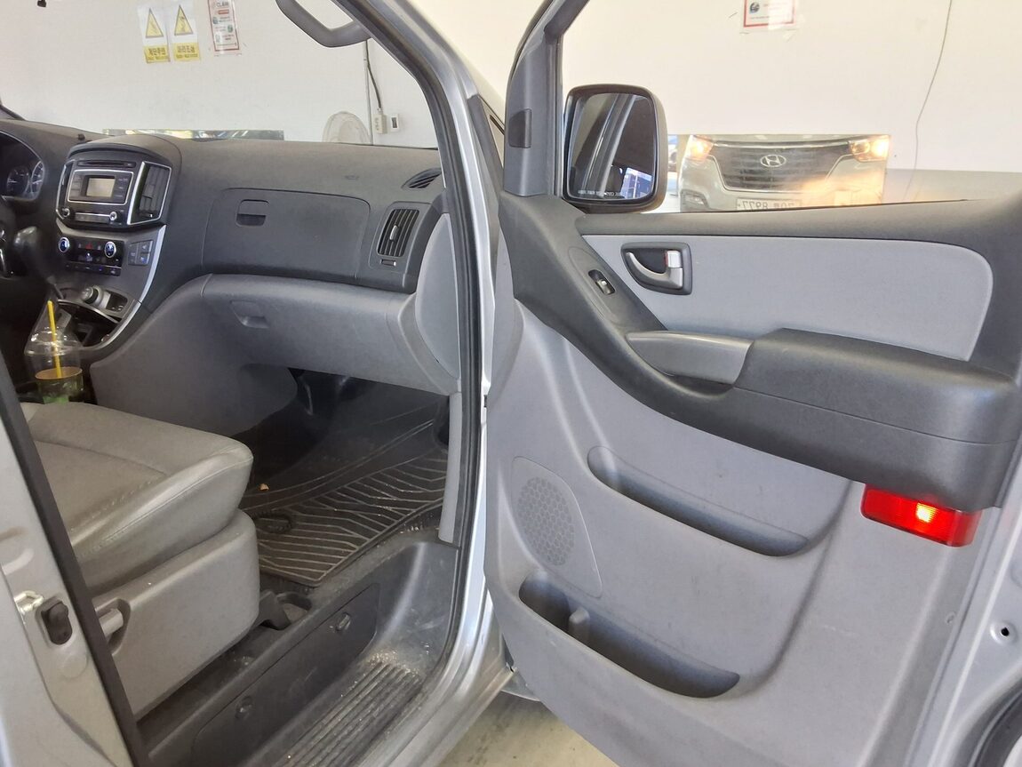 HYUNDAI THE NEW GRAND STAREX 11-SEATER DIESEL 4WD MODERN 2018 - zdjęcie 14
