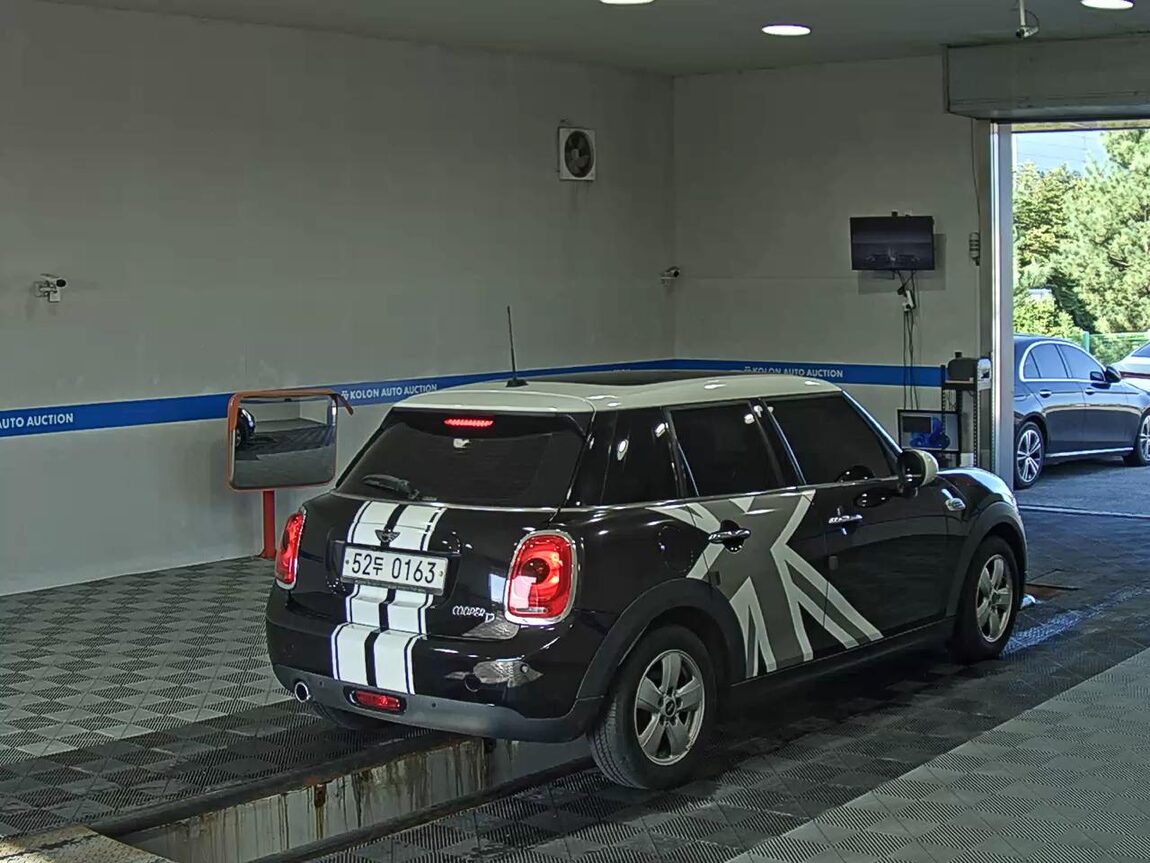 MINI COOPER (3RD GEN) 5-DOOR 1.5 D MID 2016 - zdjęcie 5