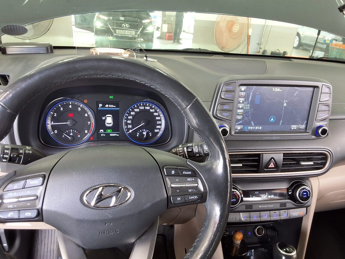 HYUNDAI KONA 1.6 GASOLINE 4WD PREMIUM 2018 - zdjęcie 18