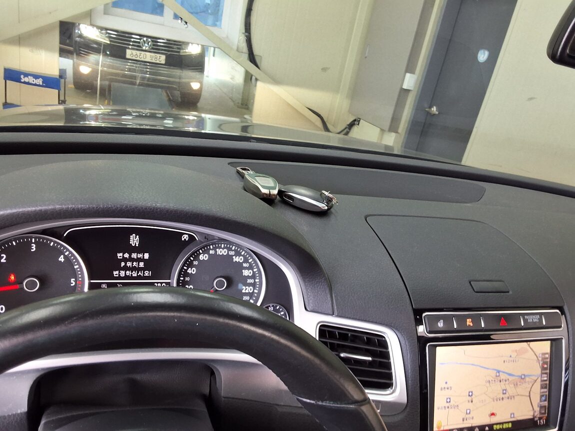 VOLKSWAGEN THE NEW TOUAREG (2ND GEN F/L) 3.0 V6 TDI BLUEMOTION R LINE 2016 - zdjęcie 25