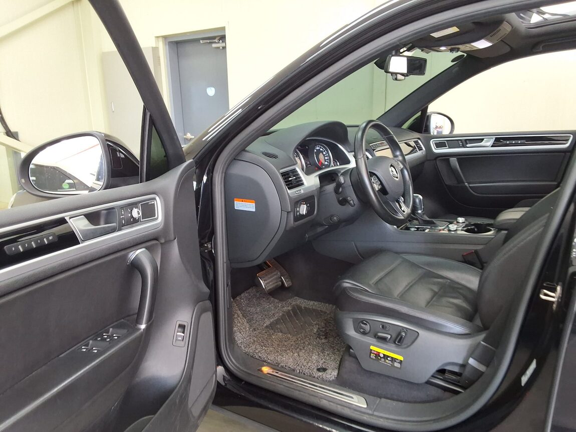 VOLKSWAGEN THE NEW TOUAREG (2ND GEN F/L) 3.0 V6 TDI BLUEMOTION R LINE 2016 - zdjęcie 11