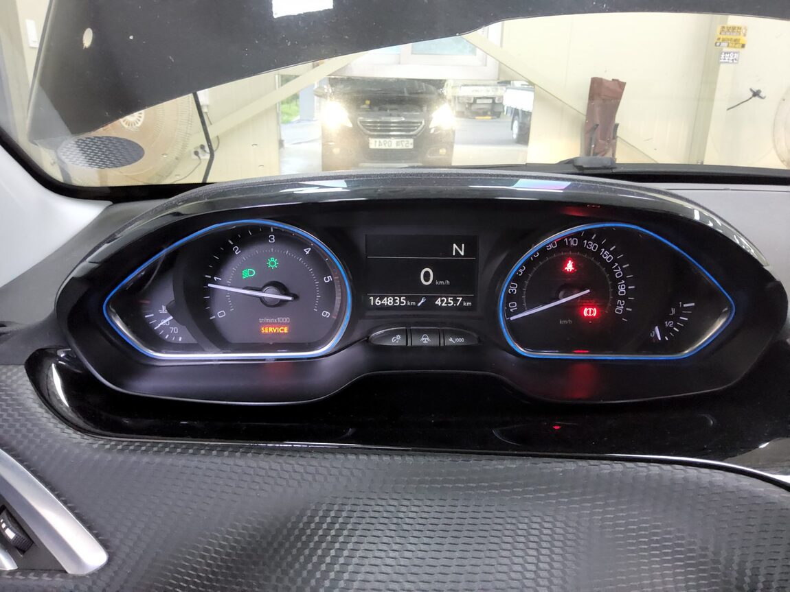 PEUGEOT 2008 1.6 e-HDi FELINE L 2016 - zdjęcie 9