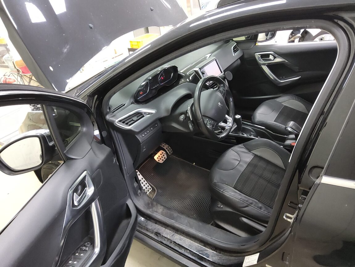 PEUGEOT 2008 1.6 e-HDi FELINE L 2016 - zdjęcie 10
