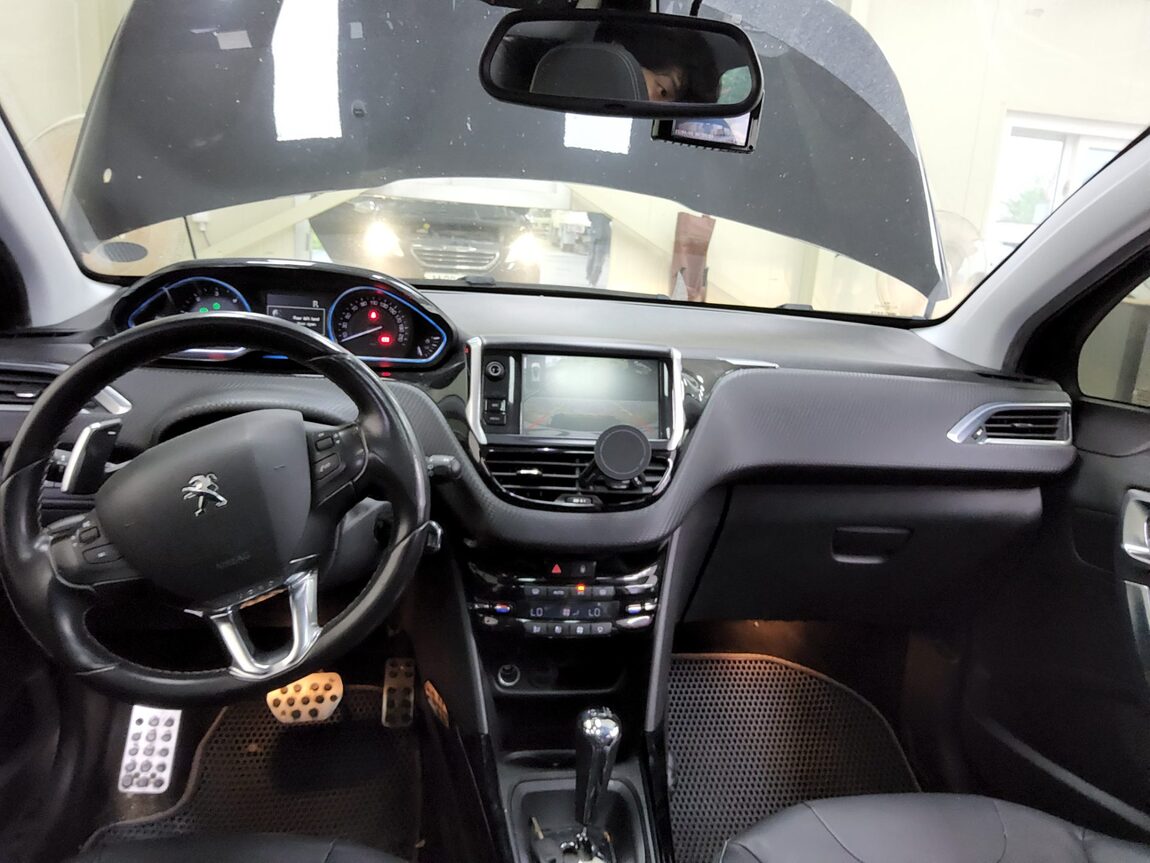PEUGEOT 2008 1.6 e-HDi FELINE L 2016 - zdjęcie 11
