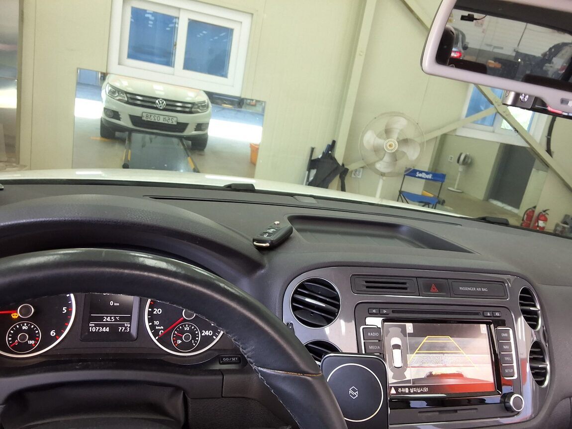 VOLKSWAGEN TIGUAN 2.0 TDI BLUEMOTION PREMIUM 2016 - zdjęcie 25