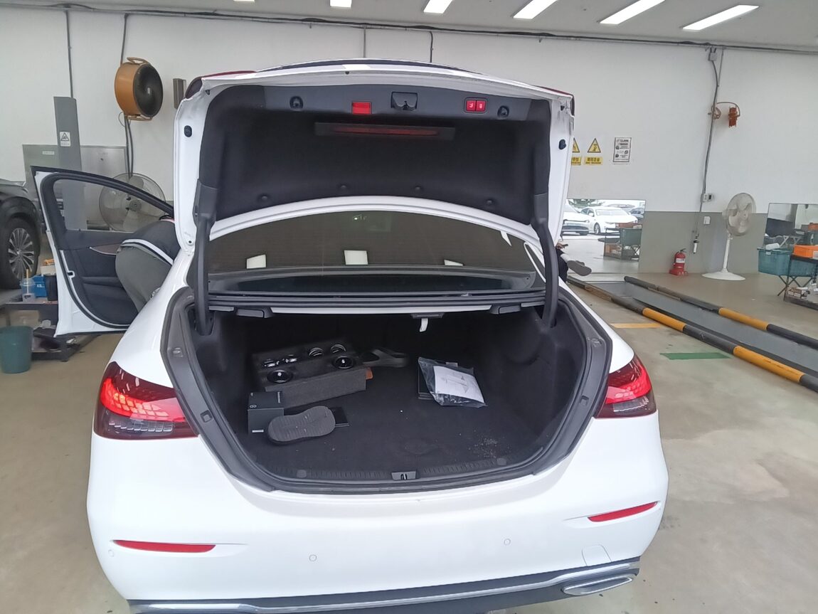 MERCEDES-BENZ E-CLASS (5TH GEN) E250 EXCLUSIVE 2021 - zdjęcie 15