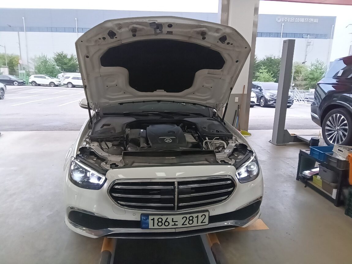 MERCEDES-BENZ E-CLASS (5TH GEN) E250 EXCLUSIVE 2021 - zdjęcie 25