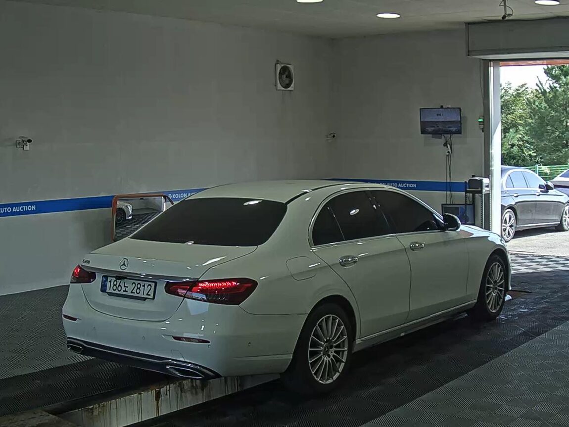 MERCEDES-BENZ E-CLASS (5TH GEN) E250 EXCLUSIVE 2021 - zdjęcie 5