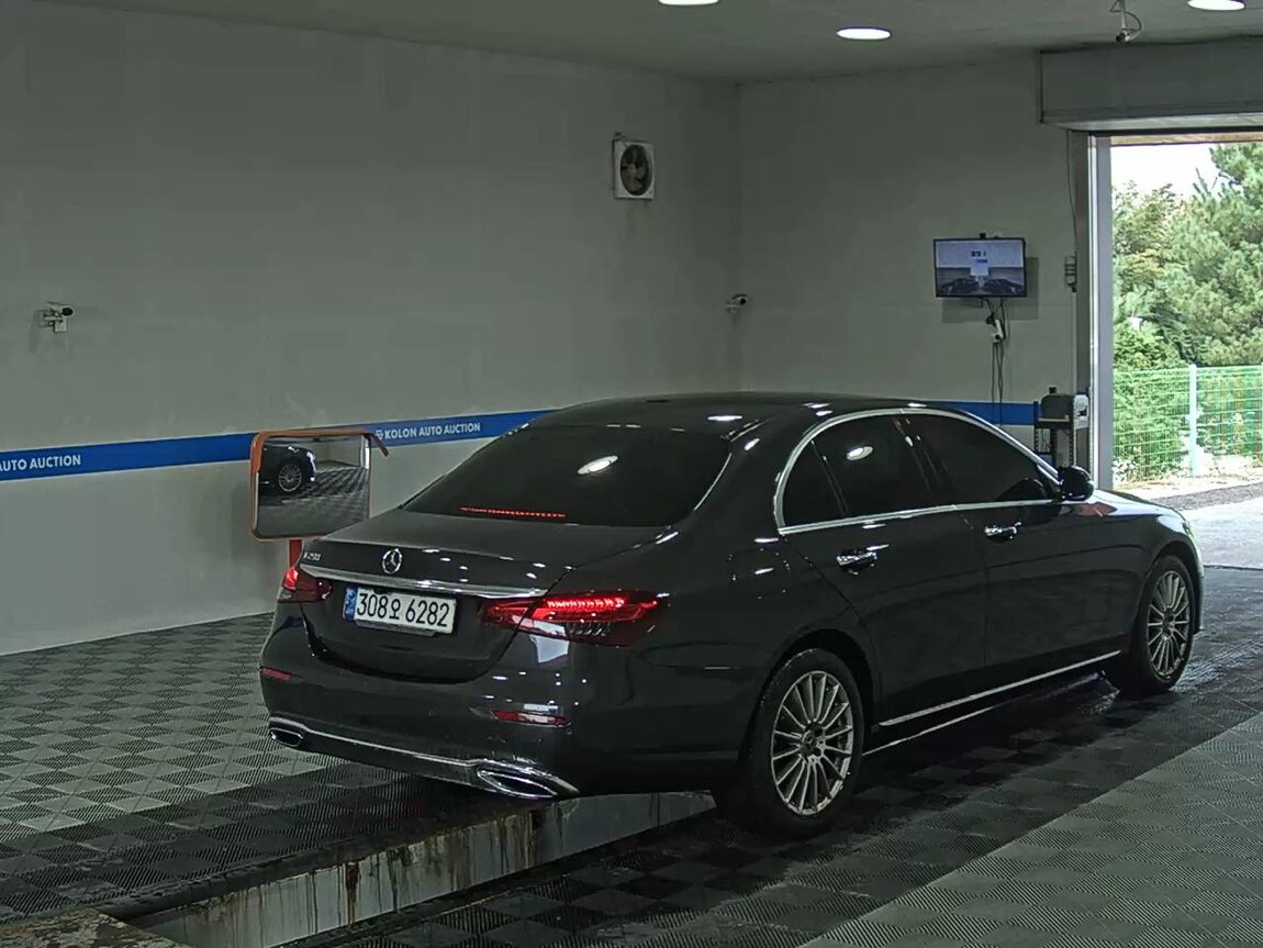 MERCEDES-BENZ E-CLASS (5TH GEN) E250 EXCLUSIVE 2021 - zdjęcie 5