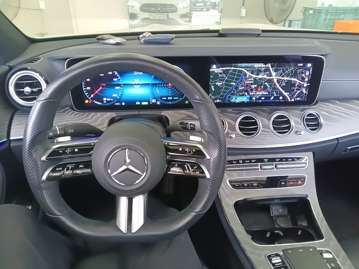 MERCEDES-BENZ E-CLASS (5TH GEN) E350 4MATIC AMG LINE 2021 - zdjęcie 18