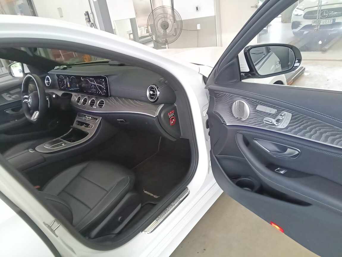 MERCEDES-BENZ E-CLASS (5TH GEN) E350 4MATIC AMG LINE 2021 - zdjęcie 14