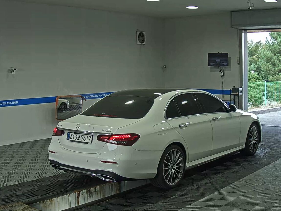 MERCEDES-BENZ E-CLASS (5TH GEN) E350 4MATIC AMG LINE 2021 - zdjęcie 5