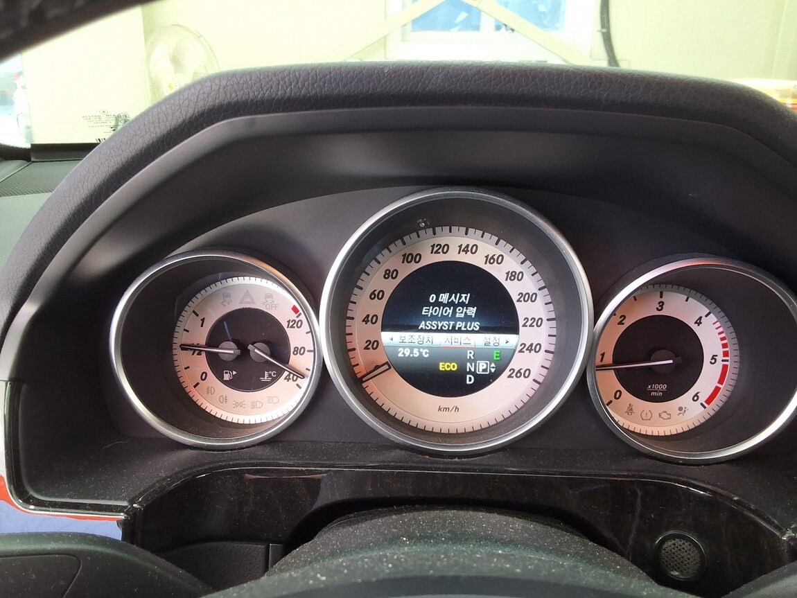 MERCEDES-BENZ E-CLASS (4TH GEN) E250 CDI 4MATIC 2014 - zdjęcie 26