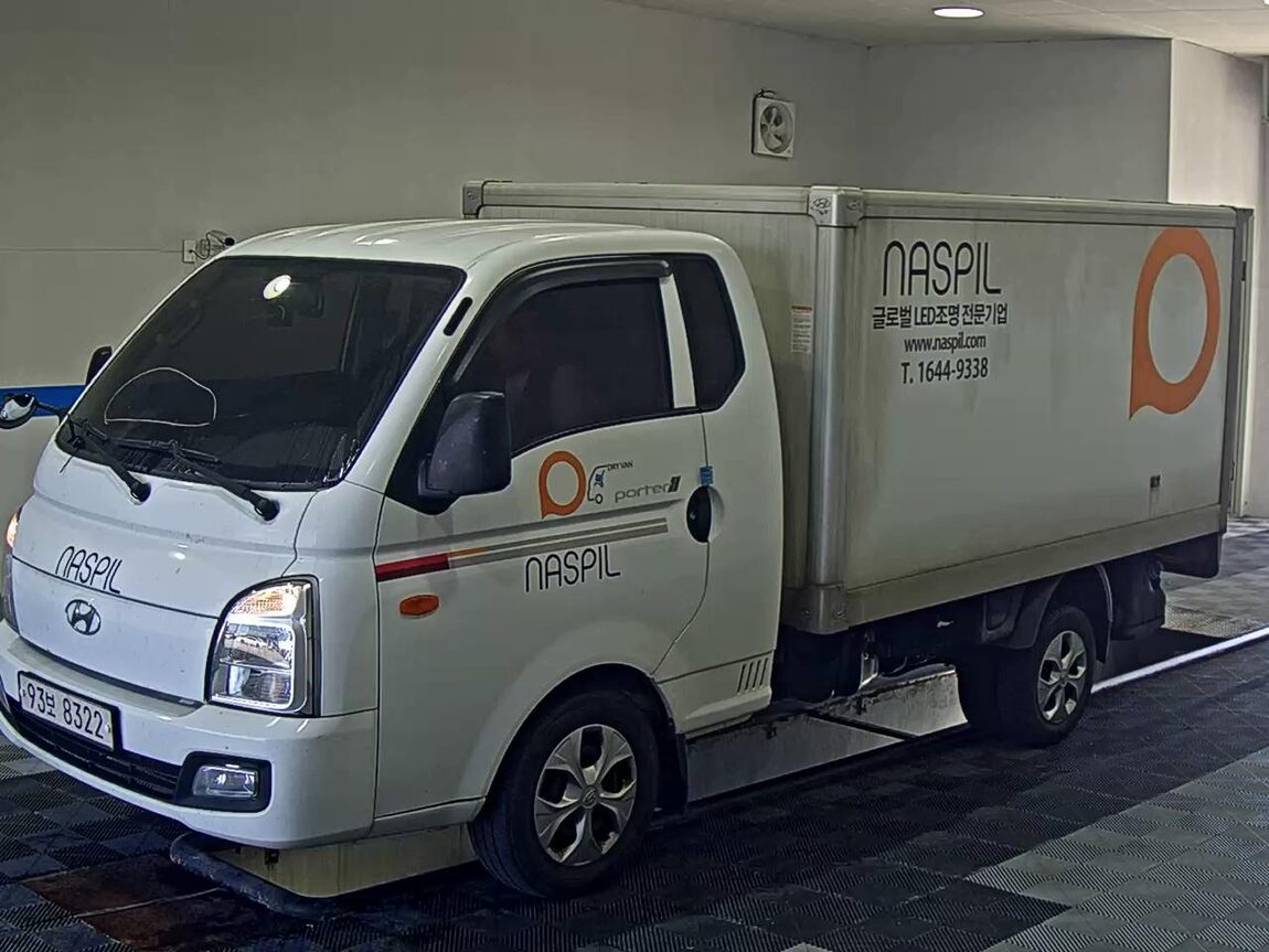HYUNDAI PORTER II BUILT-IN BOX TRUCK LOW DECK 2022 - zdjęcie 2