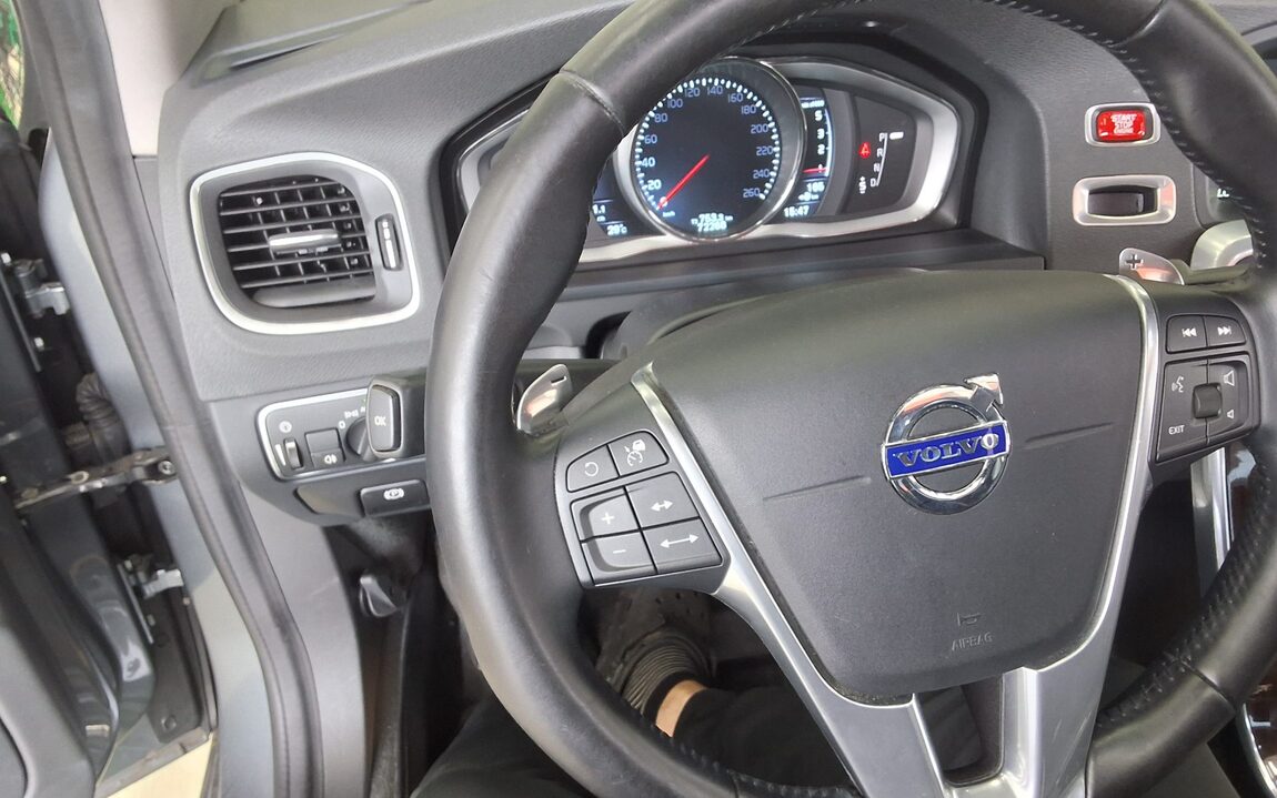 VOLVO S60 (2ND GEN) D4 SUMMUM 2016 - zdjęcie 17