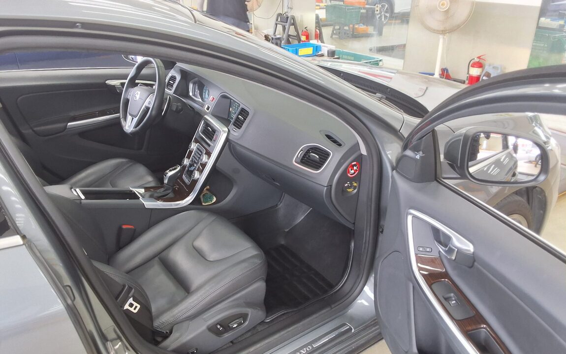 VOLVO S60 (2ND GEN) D4 SUMMUM 2016 - zdjęcie 14