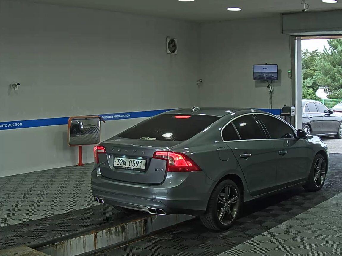 VOLVO S60 (2ND GEN) D4 SUMMUM 2016 - zdjęcie 5