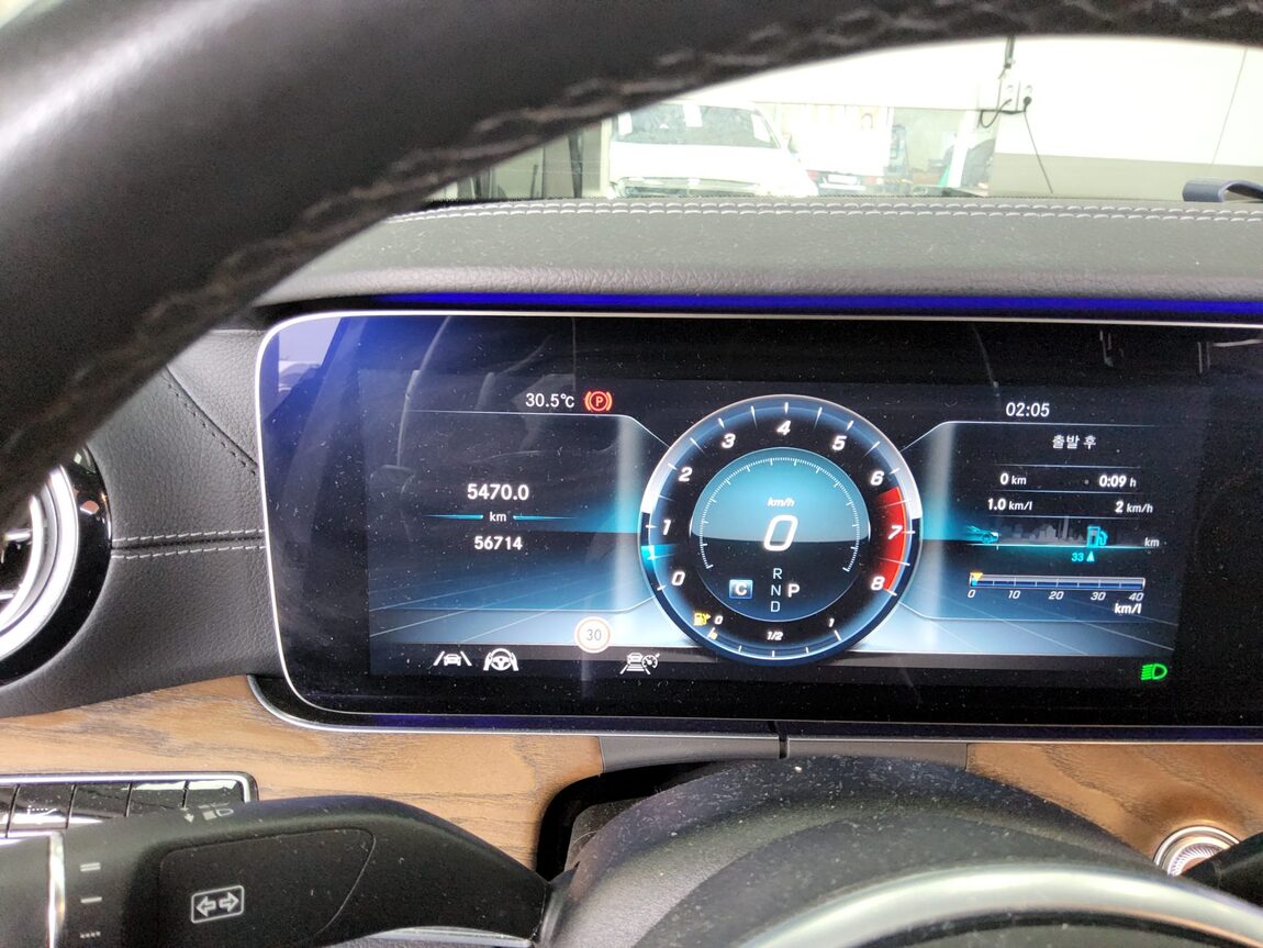 MERCEDES-BENZ E-CLASS (5TH GEN) E300 4MATIC EXCLUSIVE 2020 - zdjęcie 9